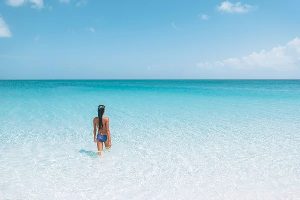 Vacaciones en la playa Caribe. Mujer bikini relajante tomando el sol en el agua bronceado disfrutando del sol. Vacaciones de invierno — Foto de Stock