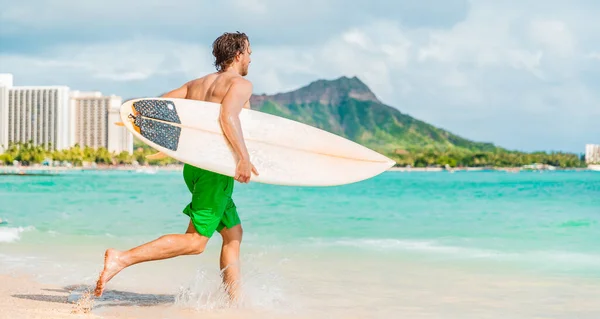 Havaí surf estilo de vida jovem sofrem indo para surfar na água do oceano azul em Honolulu, com Diamond Head no fundo. Oahu ilha viagem férias — Fotografia de Stock