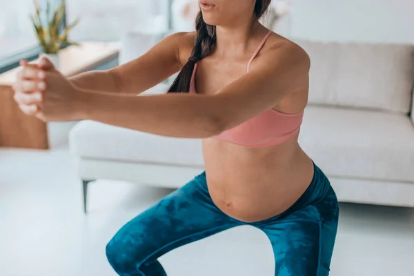 Zwangerschapstraining vrouw doet squat glutes oefeningen thuis. Prenatale fitnesstraining voor zwangere vrouwen — Stockfoto