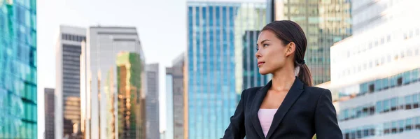 Business woman portrait of young female urban professional businesswoman in suit outside office buildings. Confident successful multicultural Chinese Asian Caucasian woman. Panoramic banner — Stockfoto