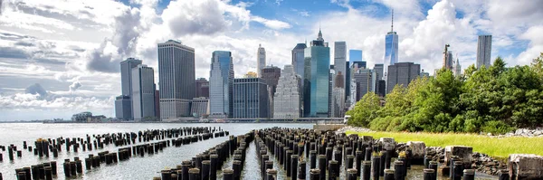 New York City Skyline panoramic banner showing Midtown and Lower Manhattan from the Brooklyn Bridge Park Pier 1 salt marsh. Iconic New York and famous tourist destination at the waterfront — Foto Stock