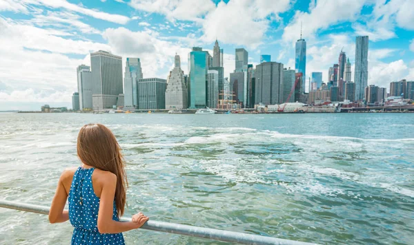 La donna urbana di New York gode della vista dello skyline del centro di Manhattan dal parco di Brooklyn che vive uno stile di vita felice camminando durante i viaggi estivi negli Stati Uniti. Femmina asiatico turista in suo 20s — Foto Stock