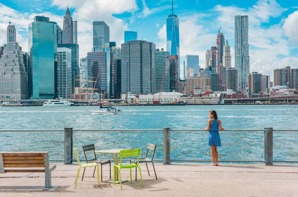 New York city Manhattan skyline seen from Brooklyn waterfront - woman enjoying view. American people walking enjoying view of Manhattan over the Hudson river from the Brooklyn side. NYC cityscape — Stock Photo, Image