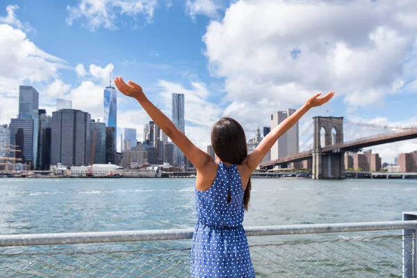 Sukces w karierze w Nowym Jorku. Aspirująca, szczęśliwa, wolna kobieta wiwatująca nad nowojorską panoramą miasta z podniesionymi ramionami. Osiągnięcie celu beztroska wolność osoba sukcesu — Zdjęcie stockowe