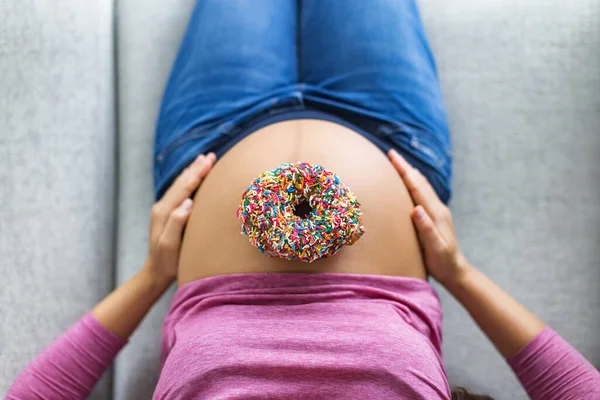 Беременная Женщина Пончиком Животе Вид Сверху Жажда Десертов Сладостей Время — стоковое фото