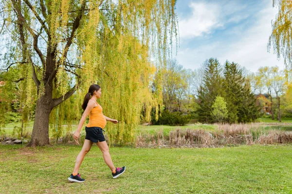 Allenamento Prenatale Donna Incinta Che Cammina Fuori Nel Parco Vivendo — Foto Stock