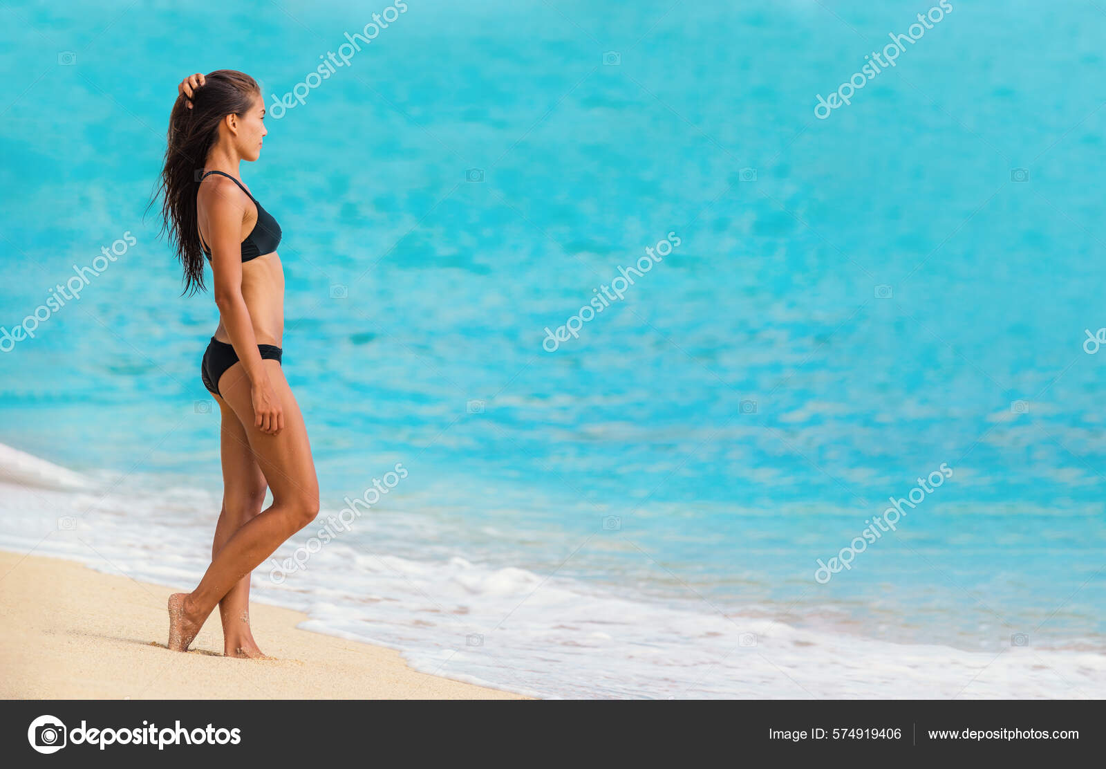 Bikini Deportivo Mujer Caminando Una Playa Traje Baño Blanco Listo