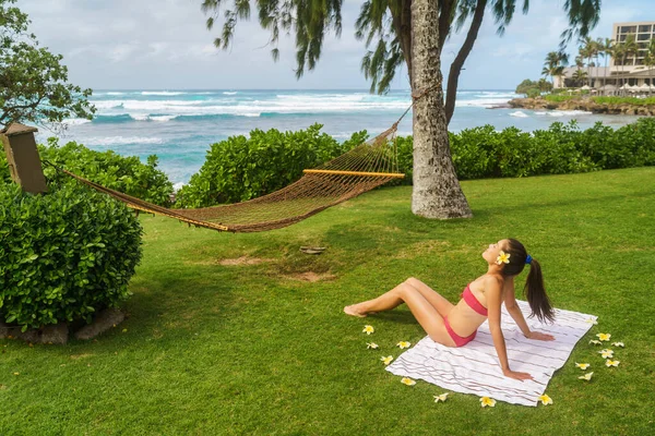 Sommerurlaub Sonnenbaden Bikini Girl Genießt Hotelurlaub Hawaii Auf Handtuch Liegend — Stockfoto