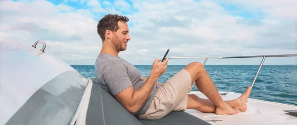 Telefon Používaný Výletní Lodi Muž Luxusní Cestování Smskování Údaji Jachtě — Stock fotografie