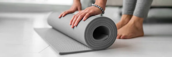 Yoga Online Klasse Thuis Vrouw Rollen Mat Appartement Vloer Voor — Stockfoto