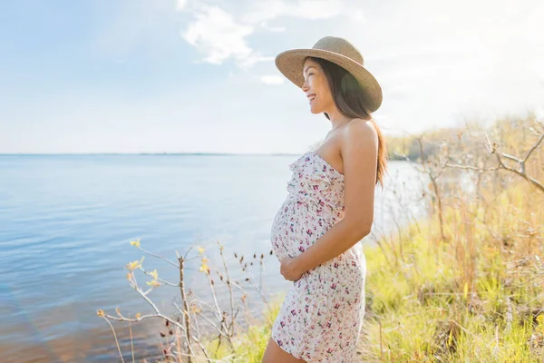 Těhotná Asijská Žena Nosí Sluneční Klobouk Během Jarní Přírody Procházka — Stock fotografie