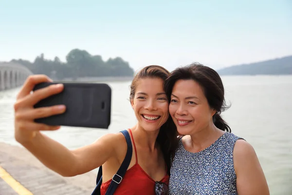 Mère Fille Adulte Voyageant Ensemble Asie Prendre Des Photos Selfie — Photo