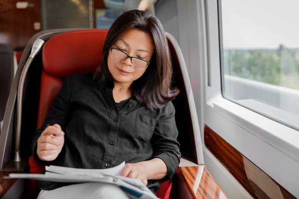 Trein Pendelen Volwassen Aziatische Zakenvrouw Werken Zakenreis Pendelen Naar Het — Stockfoto