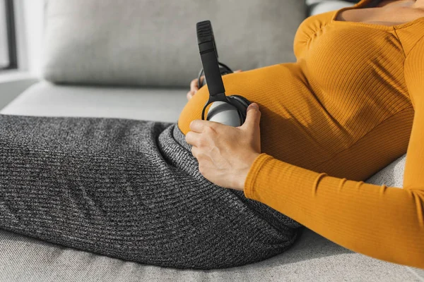 Mulher Grávida Segurando Fones Ouvido Para Bebê Útero Para Ouvir — Fotografia de Stock