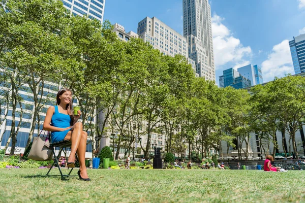 ニューヨーク ブライアントパーク マンハッタン ニューヨーク市の生活 多文化の若いプロが夏に緑のスムージージュースを飲む — ストック写真