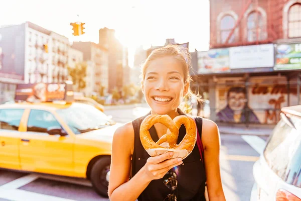 Foto Del Estilo Vida Gente Nueva York Mujer Comiendo Pretzel —  Fotos de Stock