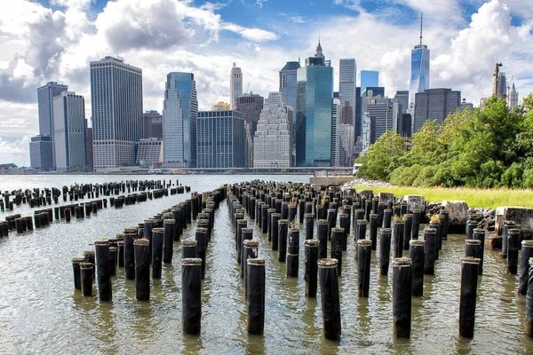 ニューヨーク市のスカイラインはブルックリン ブリッジ パーク ピア1塩沼からミッドタウンとロウアー マンハッタンを示している 象徴的なニューヨークとウォーターフロントで有名な観光地 — ストック写真