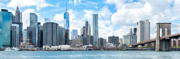 스카이라인은 브루클린 브릿지 파크에서 미드타운 맨해튼을 줍니다 강변의 목적지 — 스톡 사진