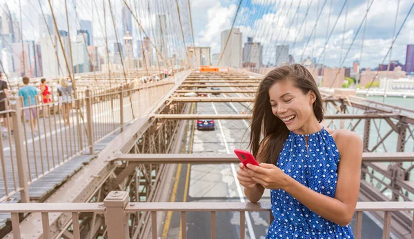 New Yorkerin Läuft Handy App Auf Der Brooklyn Bridge Auf — Stockfoto