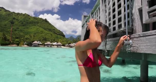 Shower Woman Washing Hair Bikini Resort Luxury Hotel Travel Resort — Stock Video