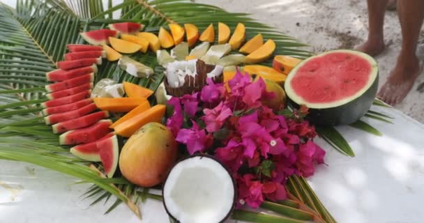 Fruit Arrangement Tahiti Fruit Tafel Met Kokos Mango Watermeloen Meloenen — Stockvideo