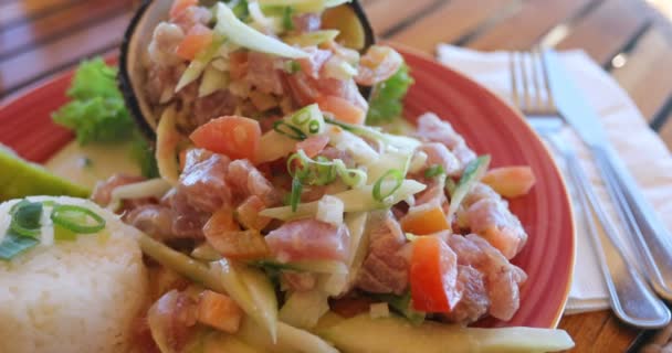 塔希提当地食物 旅行食品 典型的生鱼片叫做Poisson Cru 也叫Ota Ika 是波利尼西亚的一道波利尼西亚菜 也是法属波利尼西亚塔希提岛的一道民族菜肴 高端餐厅的介绍 — 图库视频影像