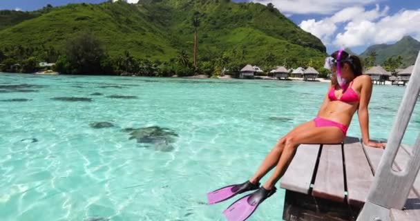 旅行休暇 タヒチのシュノーケリングは フランス領ポリネシアの海のサンゴ礁でシュノーケリングをする女性を泳いで 海外のバンガロー高級リゾートからの熱帯水の楽しみシュノーケリングマスク フィン — ストック動画