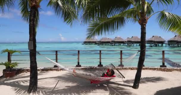 Viaje Vacaciones Lujo Concepto Vídeo Mujer Relajante Dormir Hamaca Complejo — Vídeo de stock