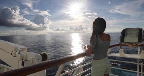 Statek Wycieczkowy Podróży Kobieta Cieszyć Zachód Słońca Morzu Statek Wycieczkowy — Wideo stockowe