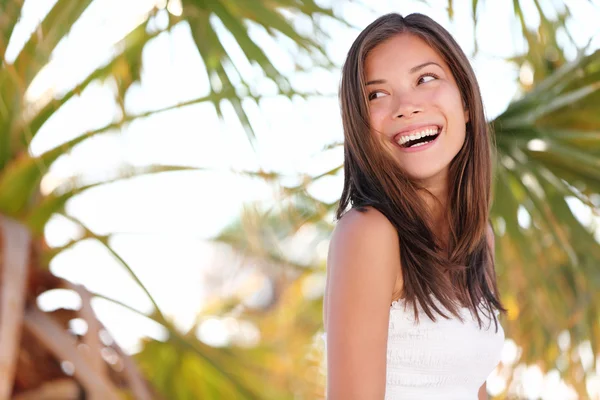 Vakantie vrouw op strand — Stockfoto