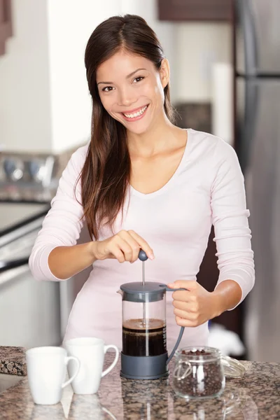 Frau kocht Kaffee in Küche — Stockfoto