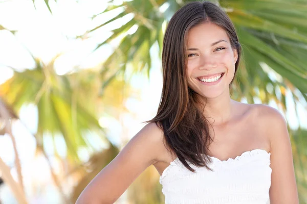 Vrouw op het strand glimlachen — Stockfoto