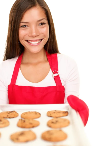 Mujer horneando mostrando galletas — Foto de Stock