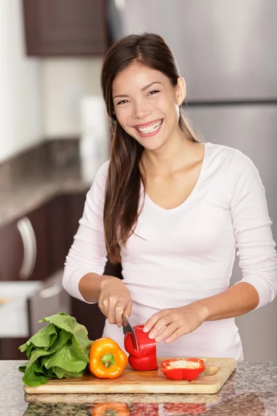 Fazendo mulher salada — Fotografia de Stock