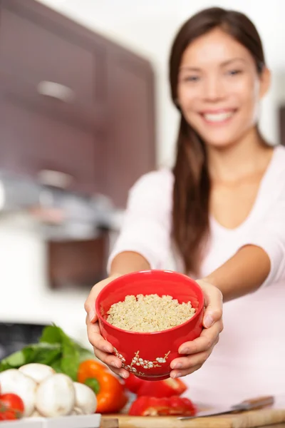 Mujer mostrando tazón de quinua — Foto de Stock