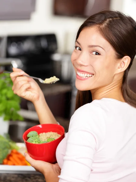 Γυναίκα τρώει σαλάτα quinoa — Φωτογραφία Αρχείου