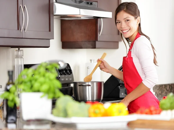 Koken vrouw in keuken — Stockfoto