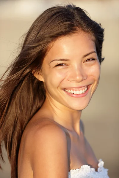 Praia mulher sorrindo — Fotografia de Stock