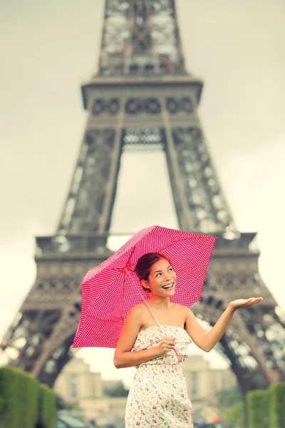 Eiffelturm paris frau — Stockfoto