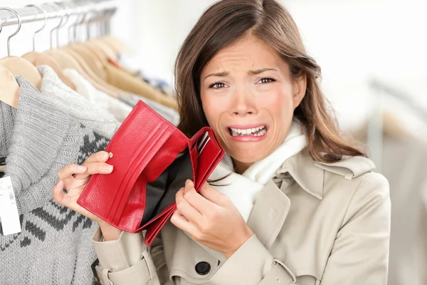 Prázdná peněženka - žena s nákupy bez peněz — Stock fotografie