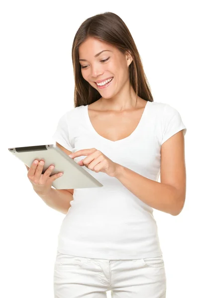 Женщина держит планшетный компьютер — стоковое фото