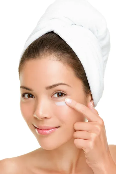 Cuidados com a pele mulher colocando creme facial — Fotografia de Stock
