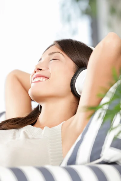Kobieta słuchawki słuchać muzyki — Zdjęcie stockowe