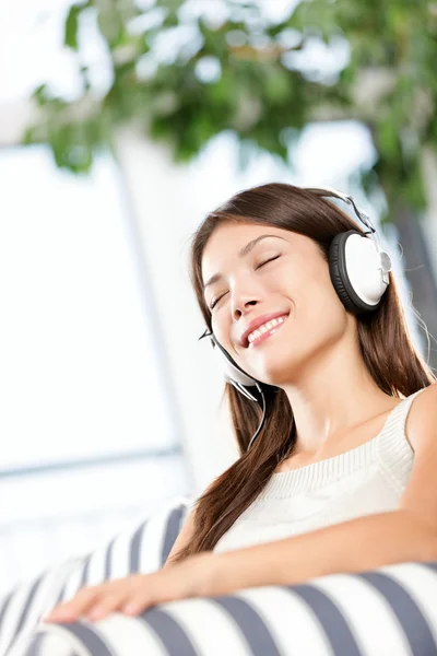 Mujer escuchando música —  Fotos de Stock