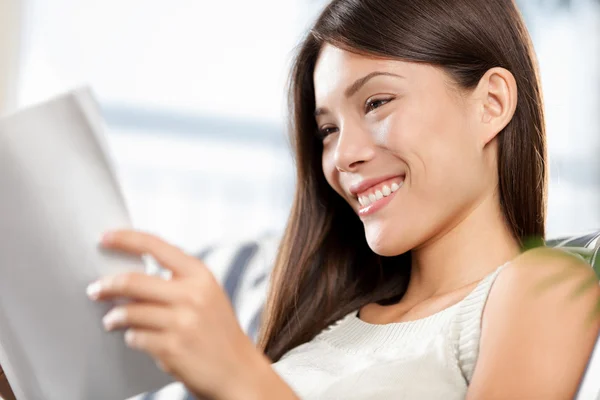 Chino asiático caucásico mujer leyendo — Foto de Stock