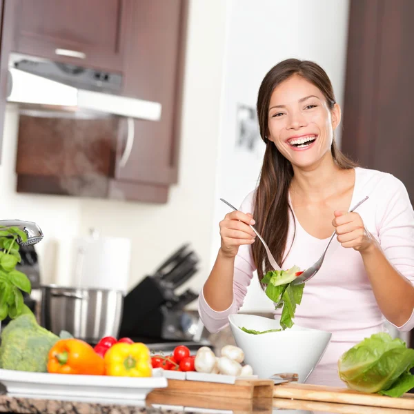 Kobieta co sałatka w kuchni — Zdjęcie stockowe