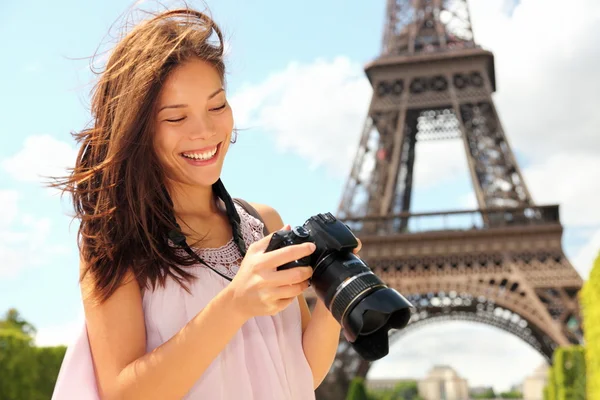 Turista de París con cámara — Foto de Stock