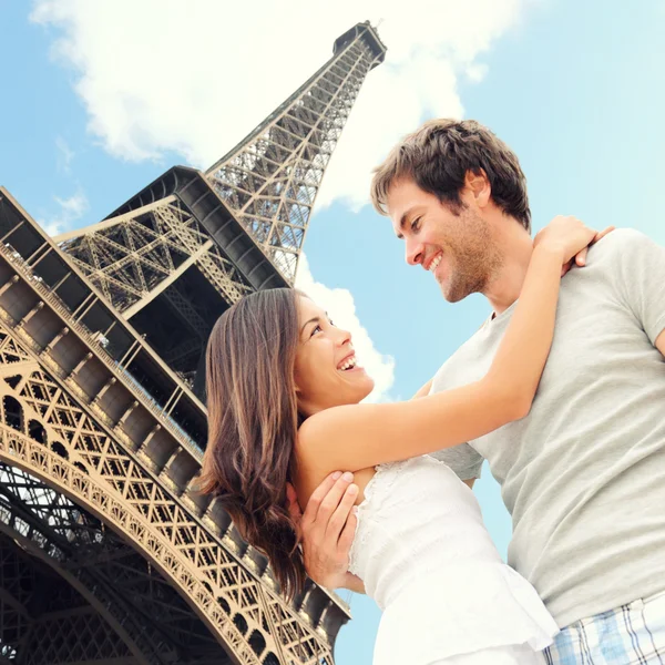 Paris Eiffel tower romantic couple — Stock Photo, Image