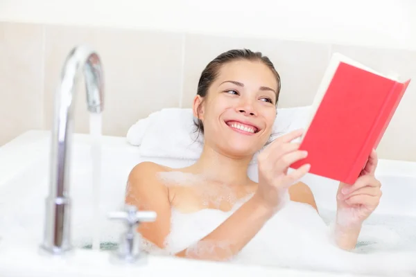 Женщина читает книгу в ванной — стоковое фото