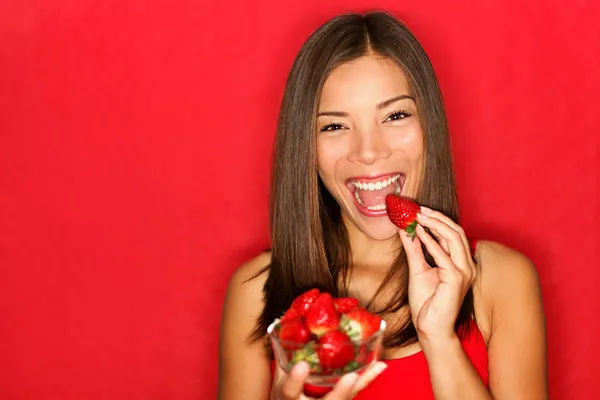 Frau isst Erdbeeren — Stockfoto